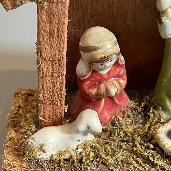 Vintage Nativity scene 6 porcelain figures wood stable miniature - Picture 2 of 5